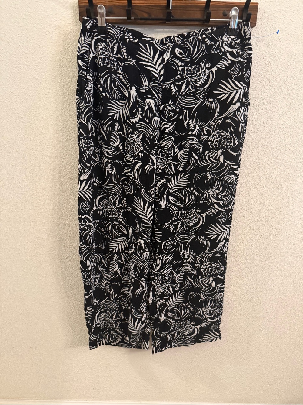 Chico's Black & White Tropical Print Cropped Pants